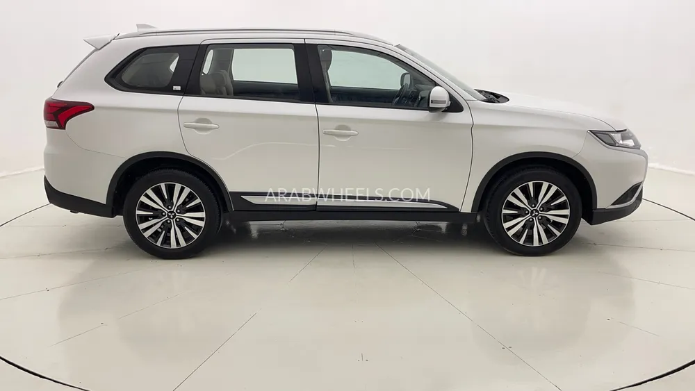 Mitsubishi Outlander 2023 for Sale in Dubai Image-2