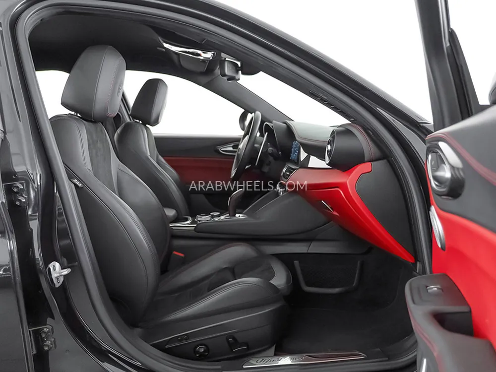 Alfa Romeo Giulia 2020 for Sale in Dubai Image-8