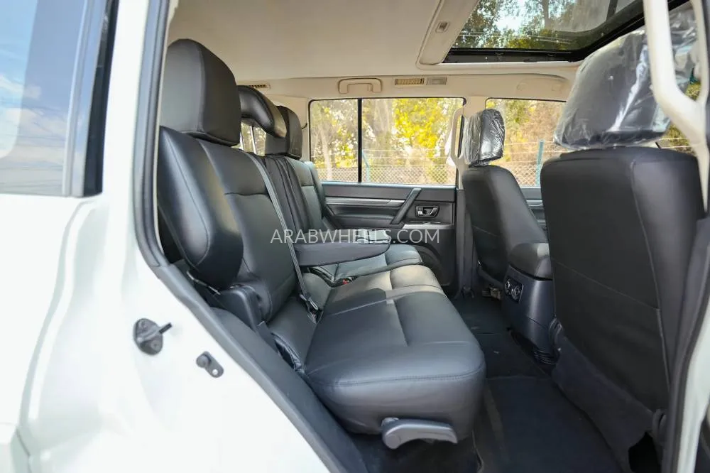 Mitsubishi Pajero 2016 for Sale in Sharjah Image-13