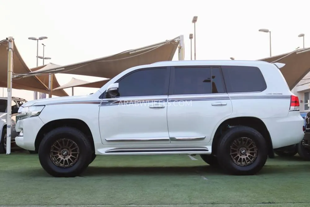 Toyota Land Cruiser 2019 for Sale in Sharjah Image-2