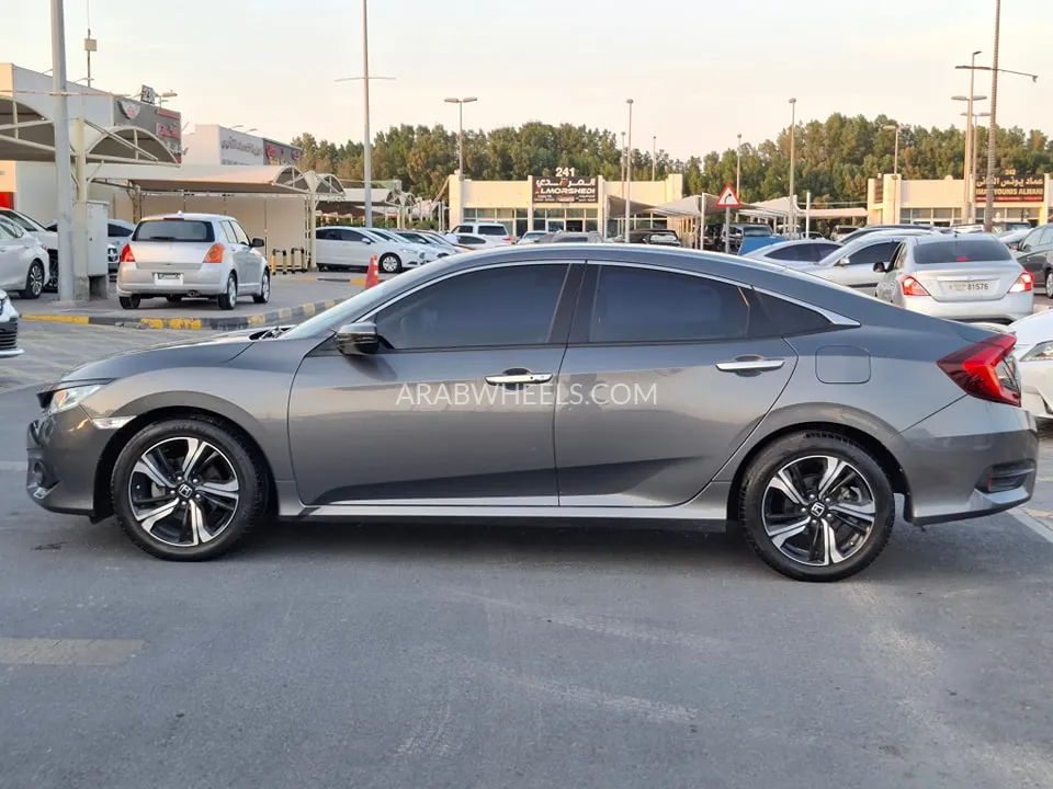 Honda Civic 2018 for Sale in Sharjah Image-5