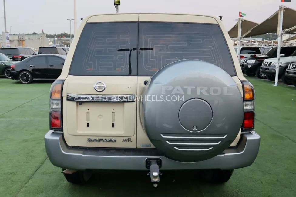 Nissan Patrol 2016 for Sale in Sharjah Image-5