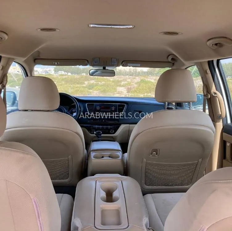 Kia Carnival 2016 for Sale in Sharjah Image-6