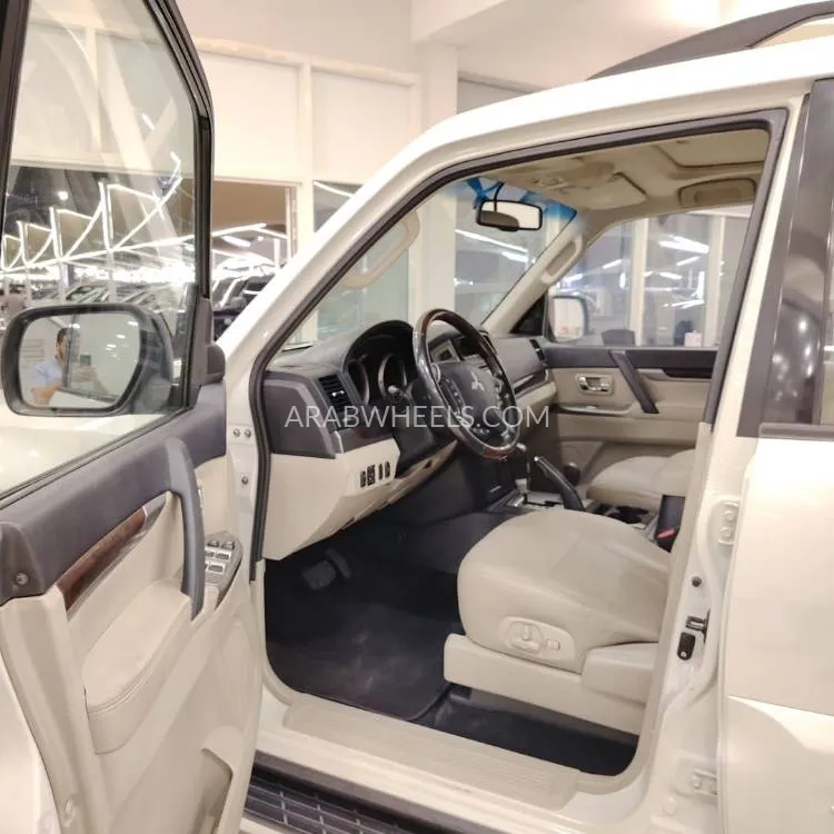Mitsubishi Pajero 2017 for Sale in Sharjah Image-6