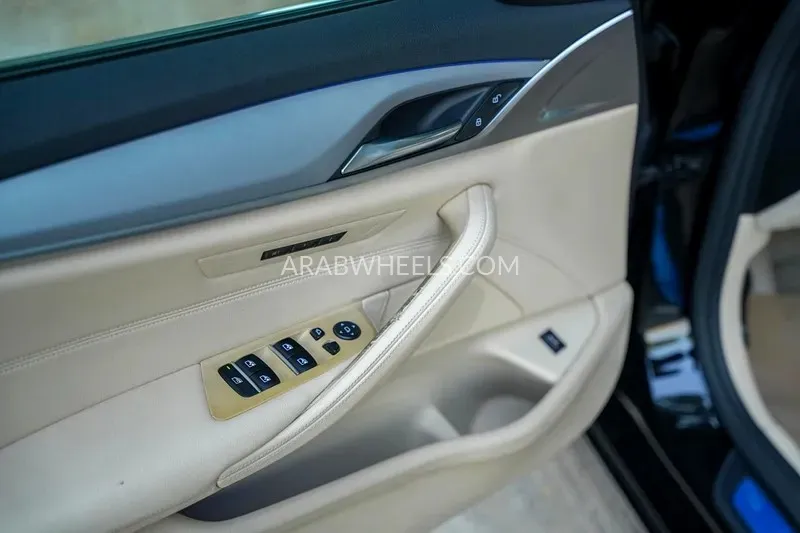 بي إم دبليو الفئة الخامسة 2020 for Sale in الشارقة Image-3