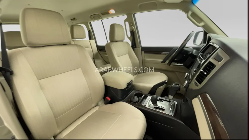 ميتسوبيشي باجيرو 2017 for Sale in دبي Image-24