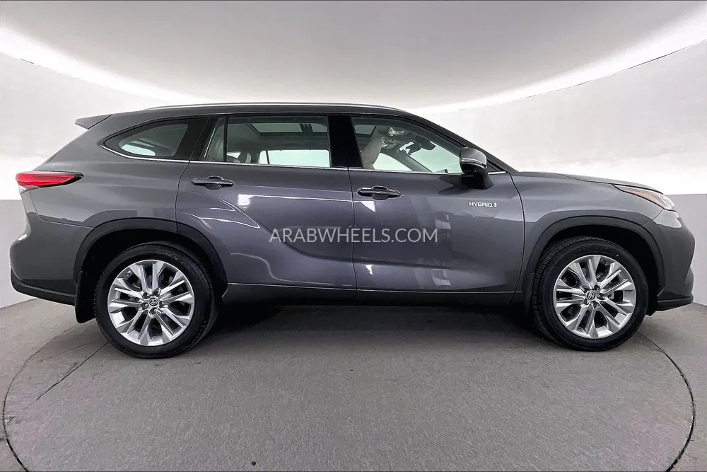 Toyota Highlander 2023 for Sale in Sharjah Image-8