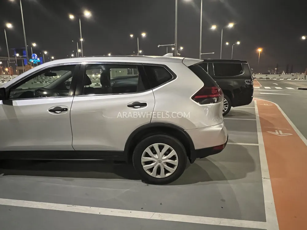Nissan Rogue 2017 for Sale in Dubai Image-4
