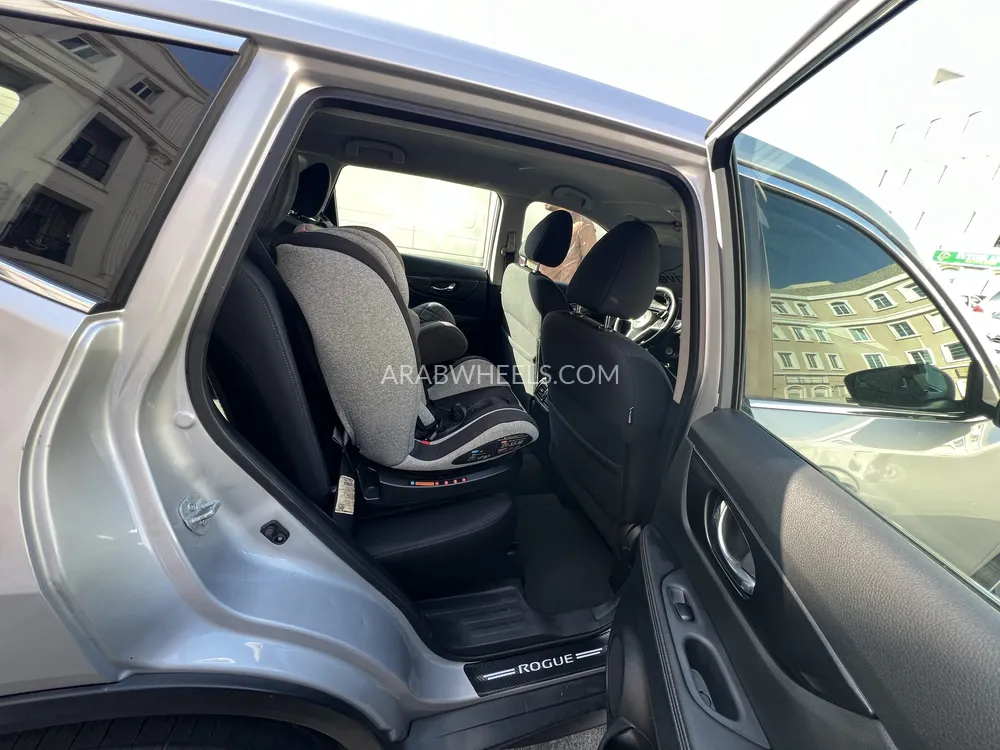 Nissan Rogue 2017 for Sale in Dubai Image-11