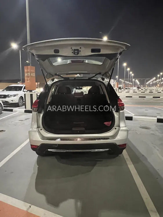 Nissan Rogue 2017 for Sale in Dubai Image-8
