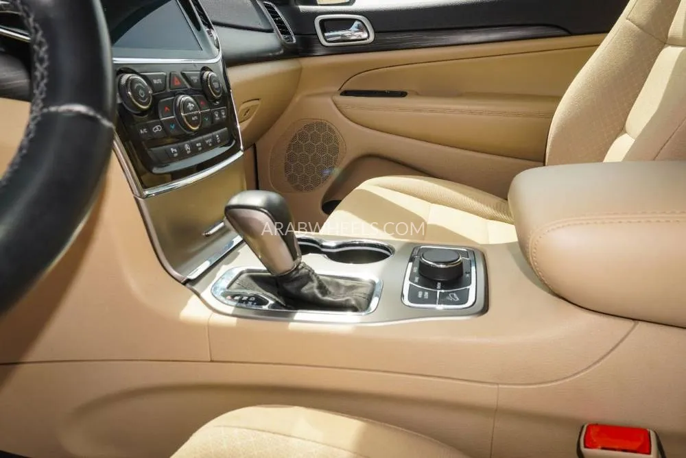 Jeep Cherokee 2021 for Sale in Dubai Image-17