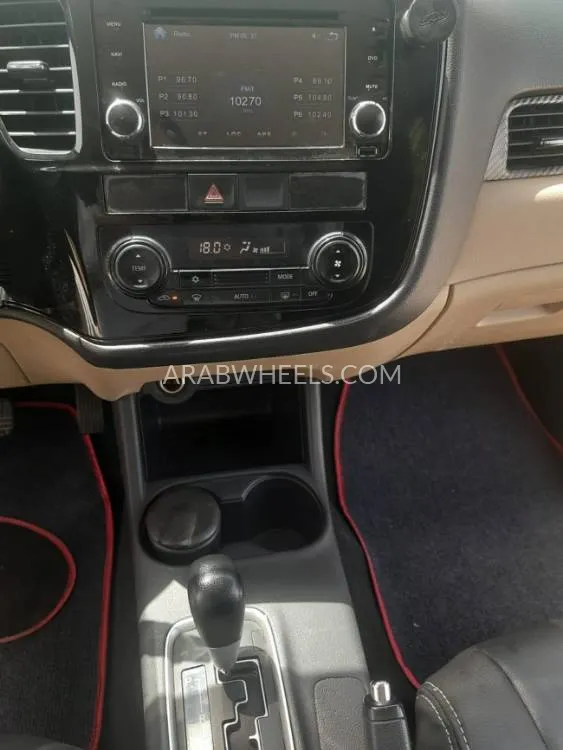 ميتسوبيشي أوتلاندر 2015 for Sale in الشارقة Image-17