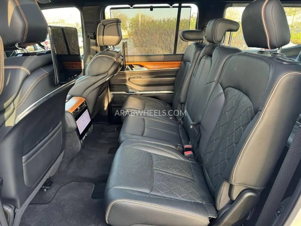 Jeep Grand Wagoneer 2023 for Sale in Dubai Image-11
