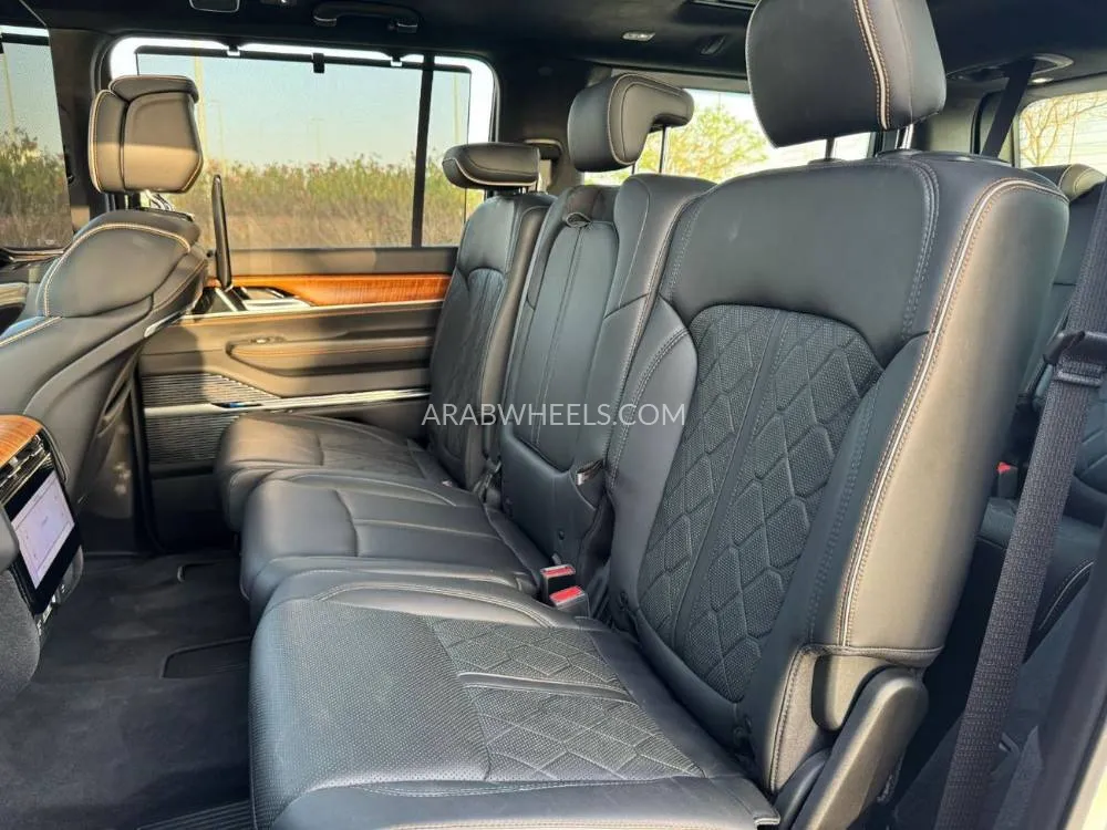 Jeep Grand Wagoneer 2023 for Sale in Dubai Image-13