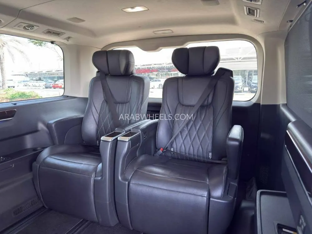 Toyota Hiace 2022 for Sale in Dubai Image-8