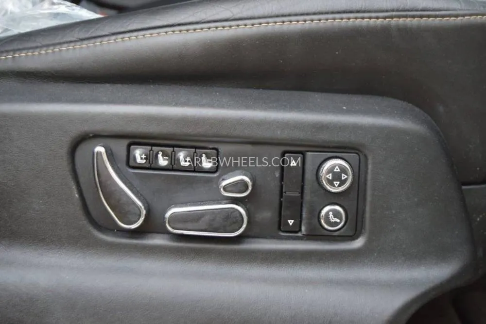 Bentley Bentayga 2017 for Sale in Dubai Image-14