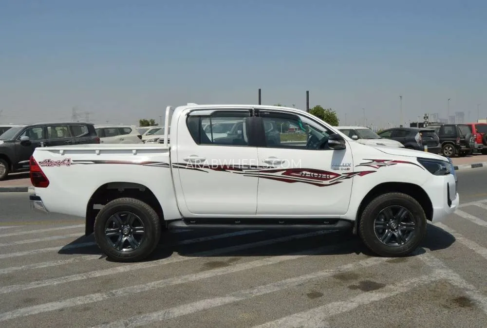 Toyota Hilux 2023 for Sale in Dubai Image-5