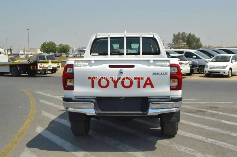 Toyota Hilux 2023 for Sale in Dubai Image-8