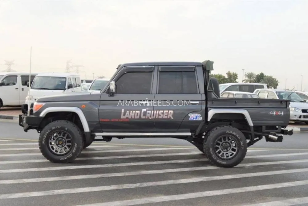 Toyota Land Cruiser 70 Series 2015 for Sale in Dubai Image-7