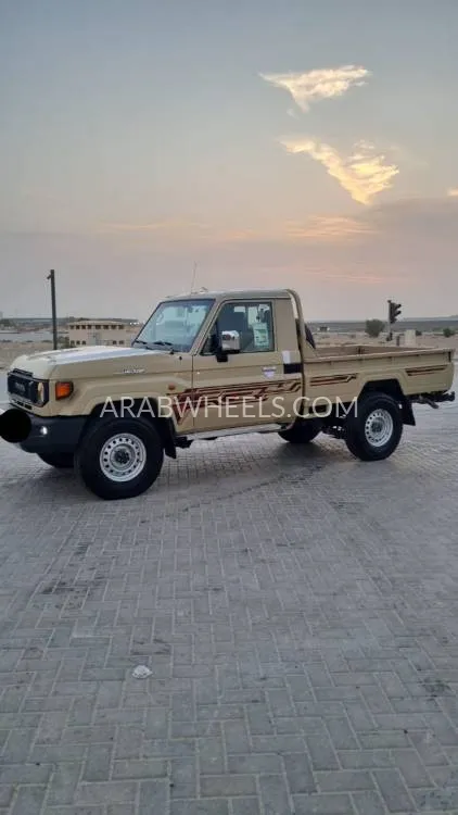 تويوتا لاند كروزر 70 سيريز 2024 for Sale in الشارقة Image-2
