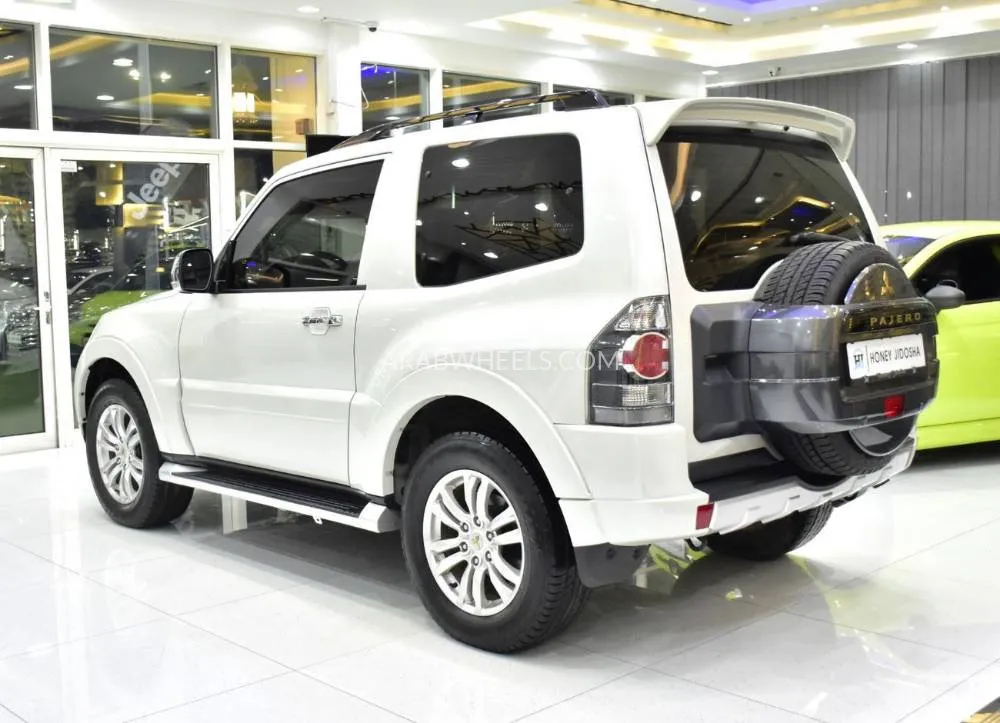 Mitsubishi Pajero 2018 for Sale in Dubai Image-7