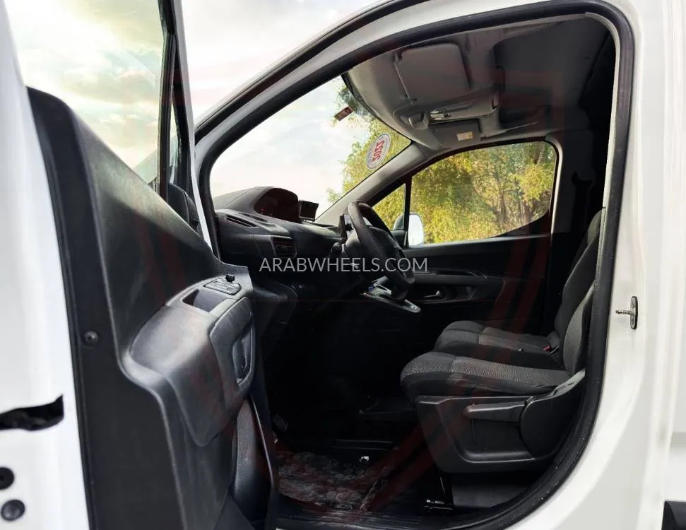 Peugeot Partner 2022 for Sale in Sharjah Image-8
