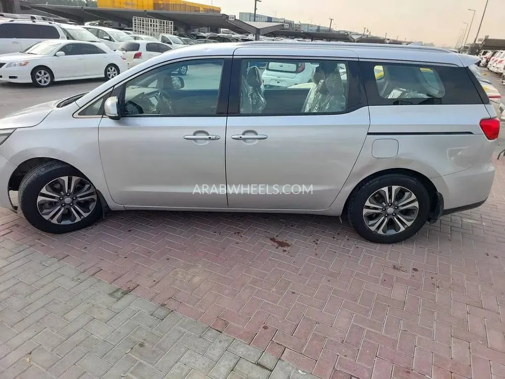 Kia Grand Carnival 2020 for Sale in Sharjah Image-8