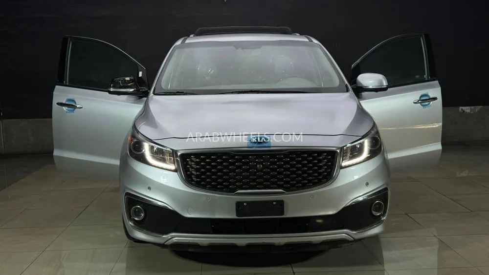 Kia Sedona 2017 for Sale in Sharjah Image-2