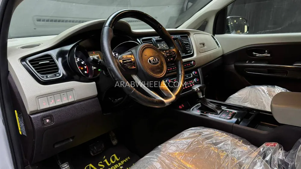 Kia Sedona 2017 for Sale in Sharjah Image-7