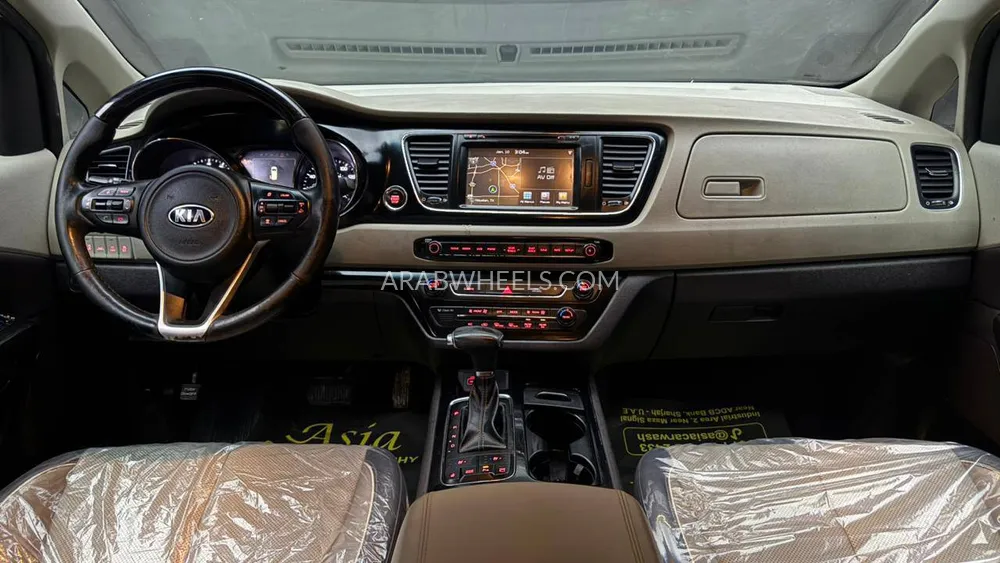 Kia Sedona 2017 for Sale in Sharjah Image-24