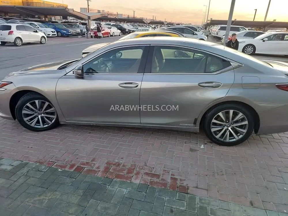Lexus ES 2019 for Sale in Sharjah Image-10