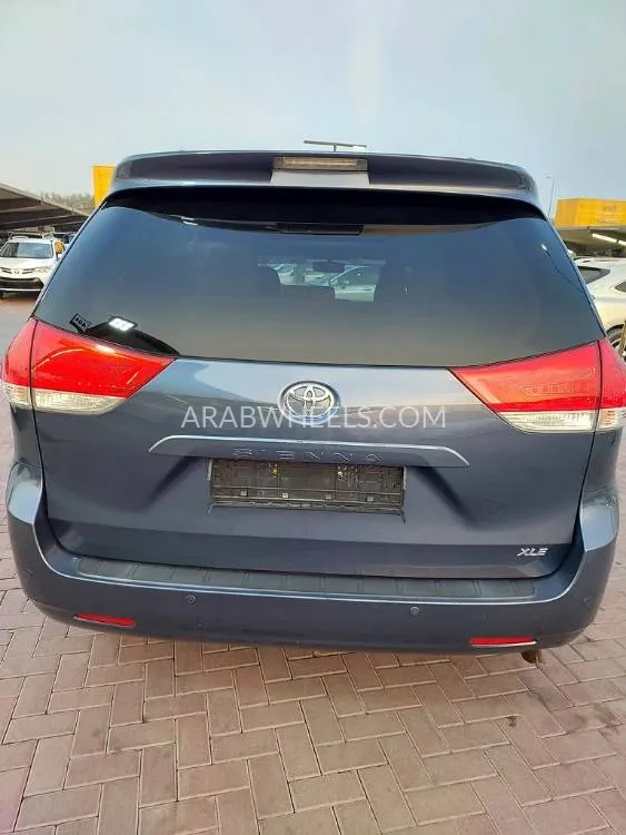 Toyota Sienna 2014 for Sale in Sharjah Image-12