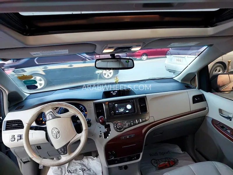 Toyota Sienna 2014 for Sale in Sharjah Image-13