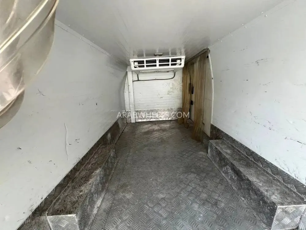 Nissan Urvan 2021 for Sale in Sharjah Image-8