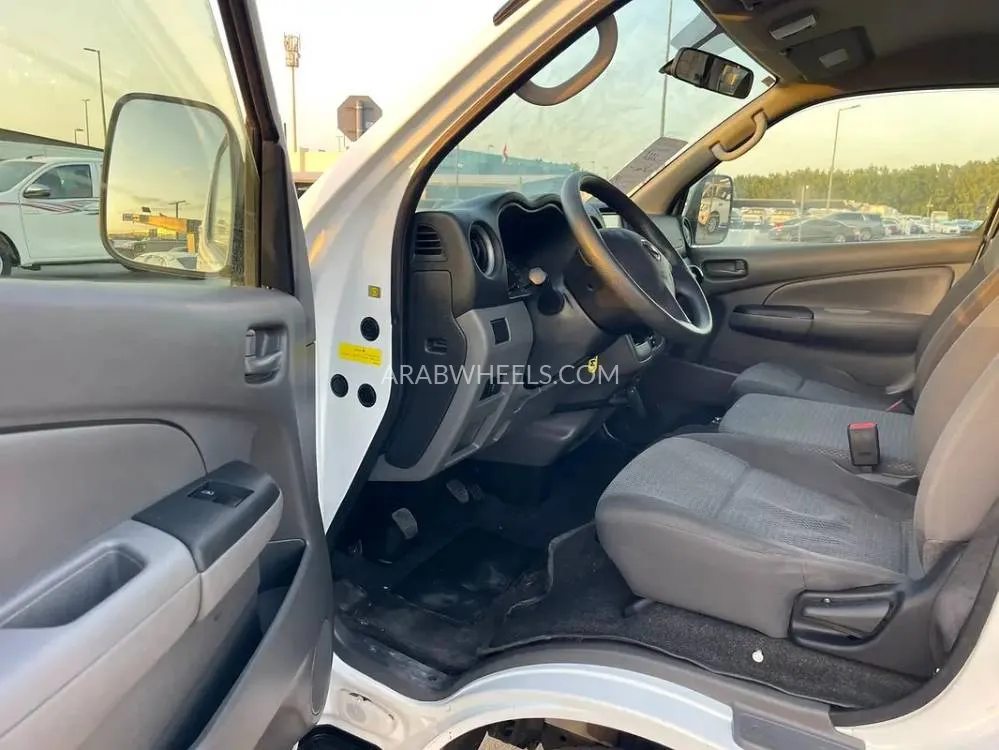 Nissan Urvan 2022 for Sale in Sharjah Image-5