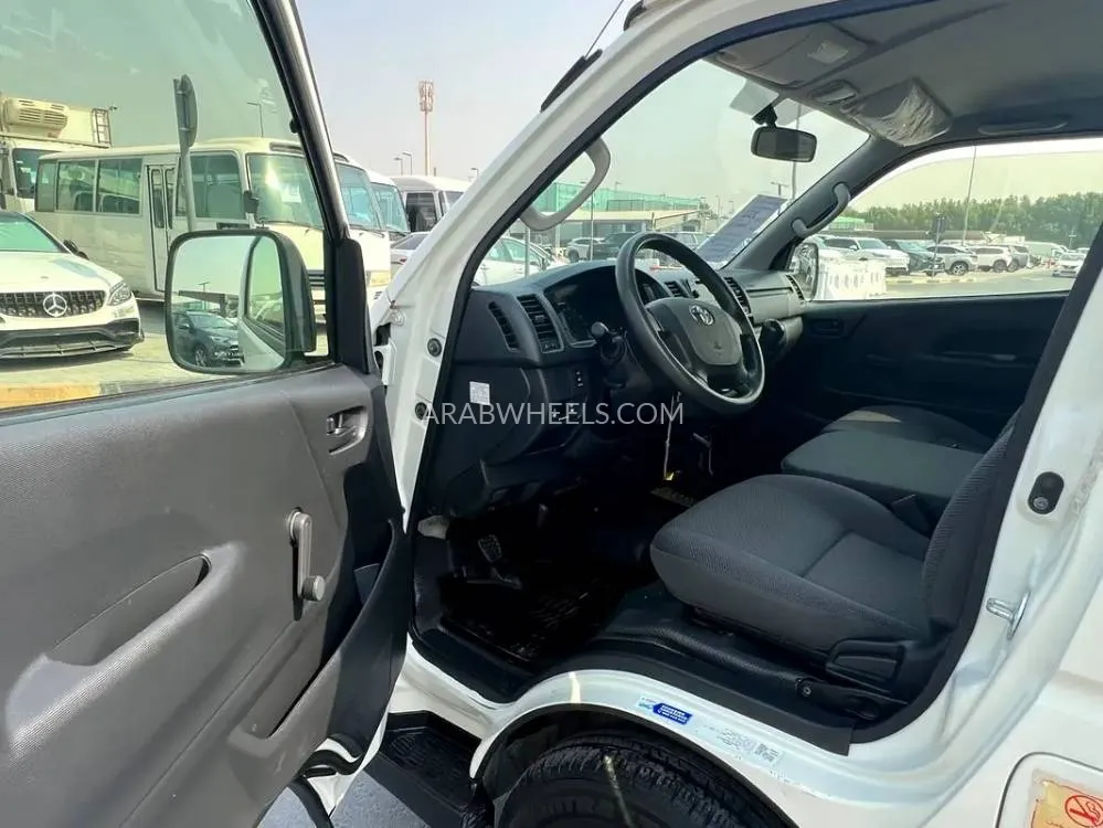 Toyota Hiace 2022 for Sale in Sharjah Image-6