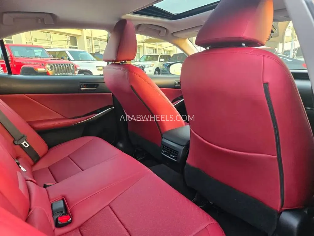 لكزس IS 2020 for Sale in الفجيرة Image-8