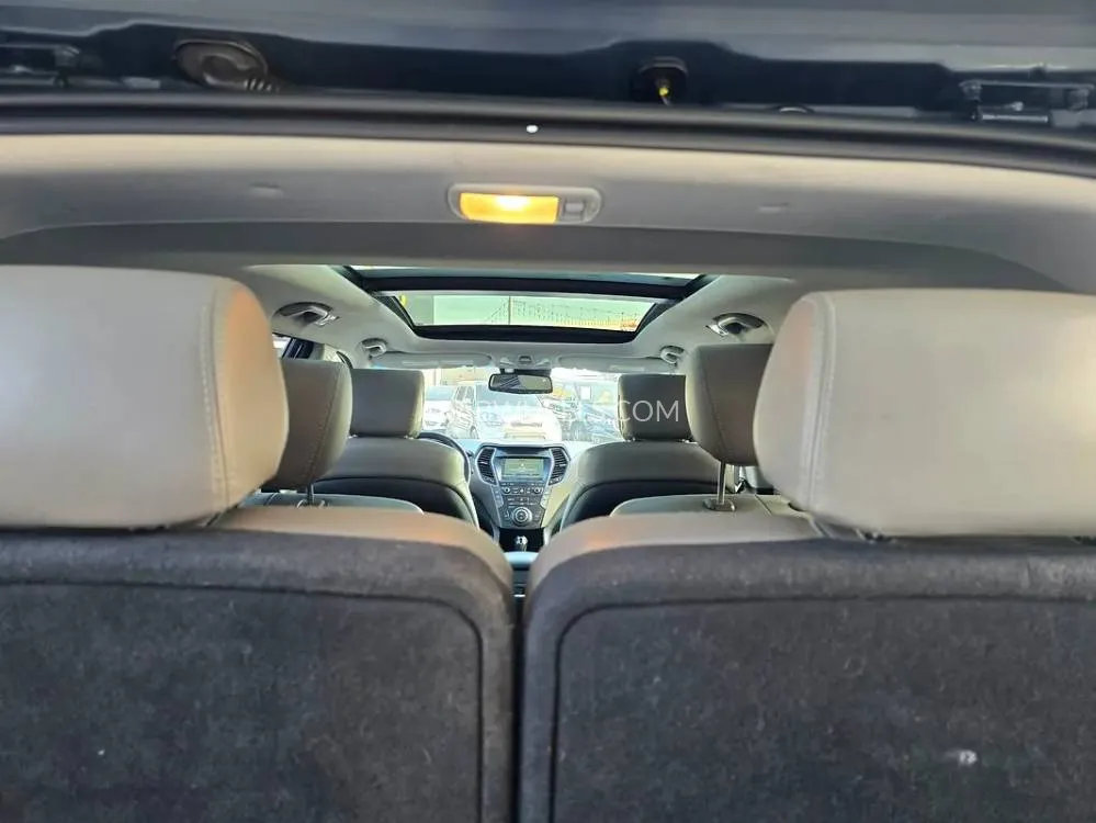 Hyundai Grand Santa Fe 2017 for Sale in Ajman Image-9