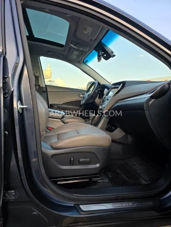 Hyundai Grand Santa Fe 2017 for Sale in Ajman Image-10