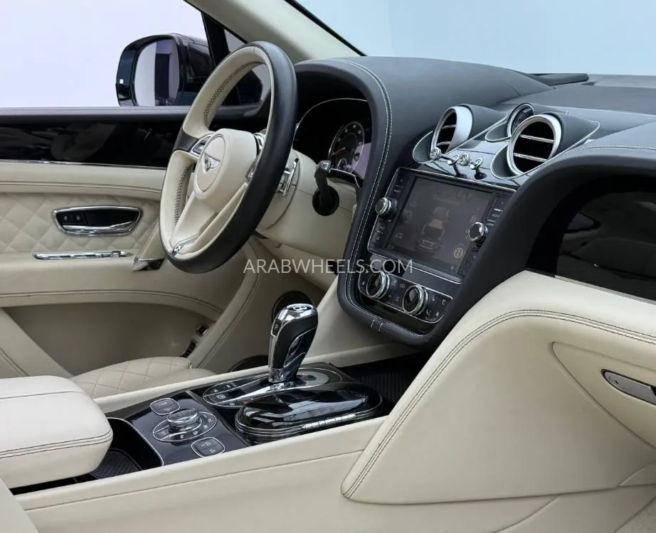 بينتلي بينتايجا 2019 for Sale in دبي Image-13