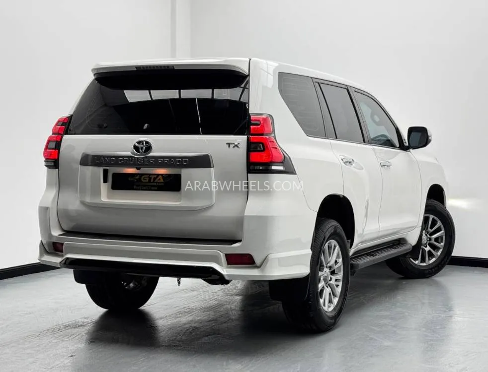 Toyota Land Cruiser Prado 2018 for Sale in Dubai Image-4