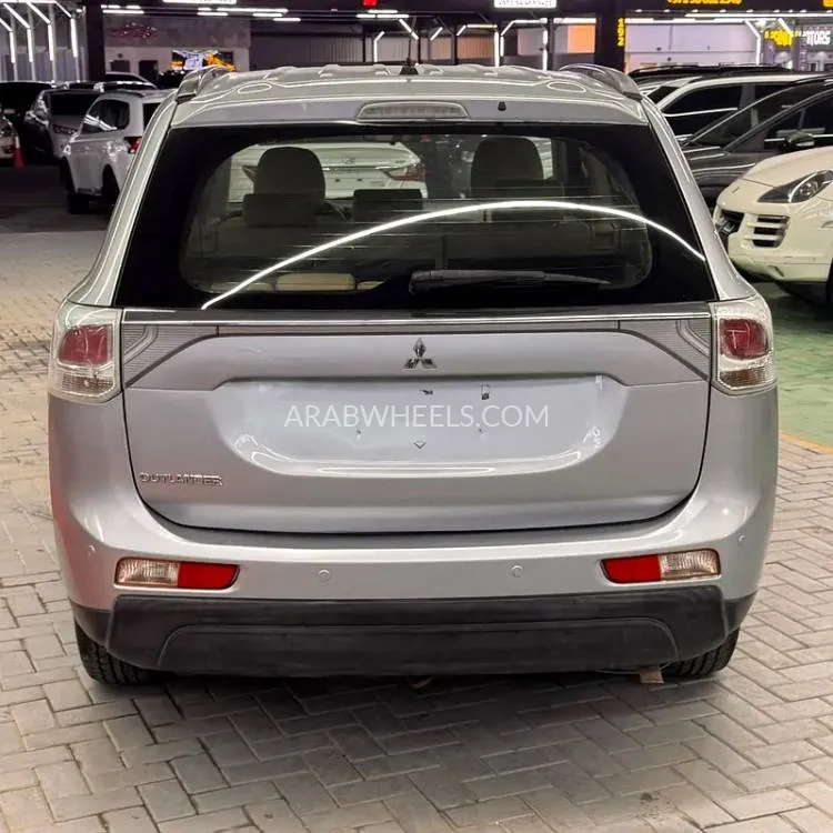 ميتسوبيشي أوتلاندر 2014 for Sale in عجمان Image-4