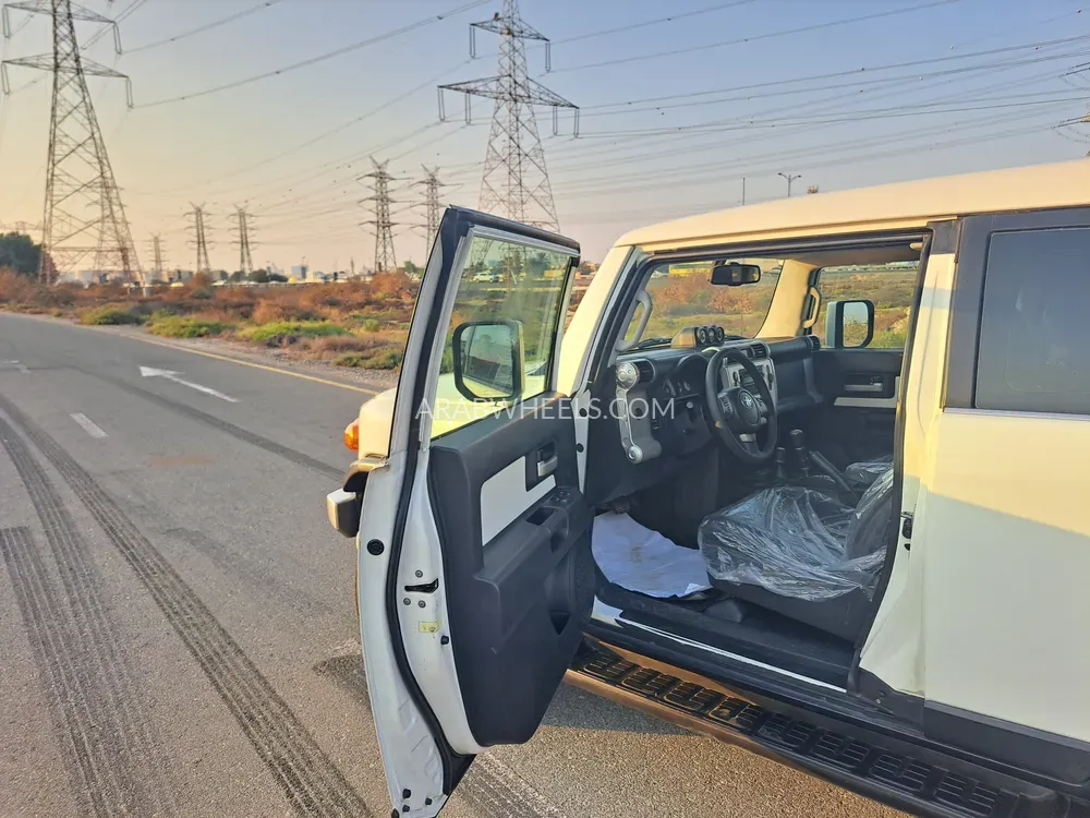 Toyota FJ Cruiser 2011 for Sale in Sharjah Image-7