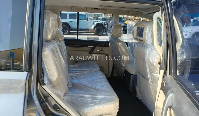 ميتسوبيشي باجيرو 2016 for Sale in الشارقة Image-8