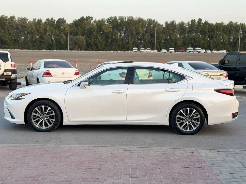 Lexus ES 2023 for Sale in Dubai Image-10