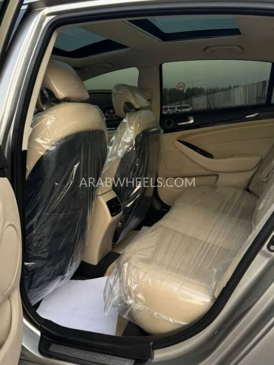 Kia Cadenza 2015 for Sale in Sharjah Image-9