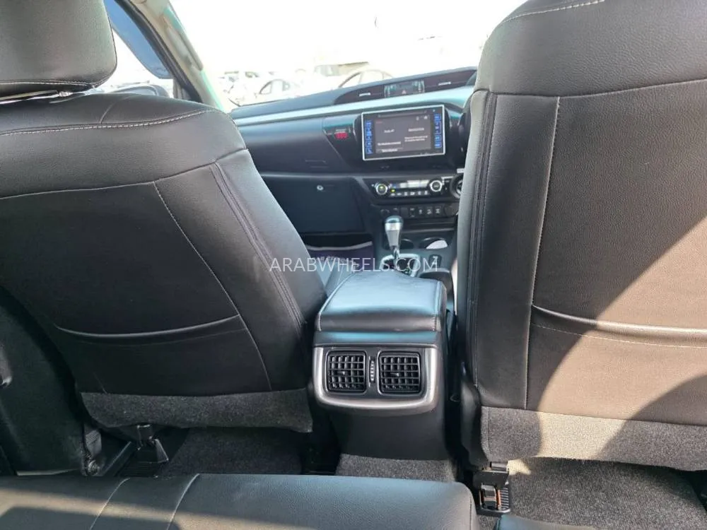 Toyota Hilux 2018 for Sale in Dubai Image-14