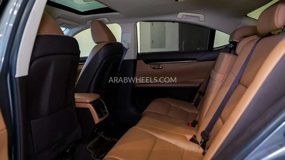 Lexus ES 2017 for Sale in Sharjah Image-11