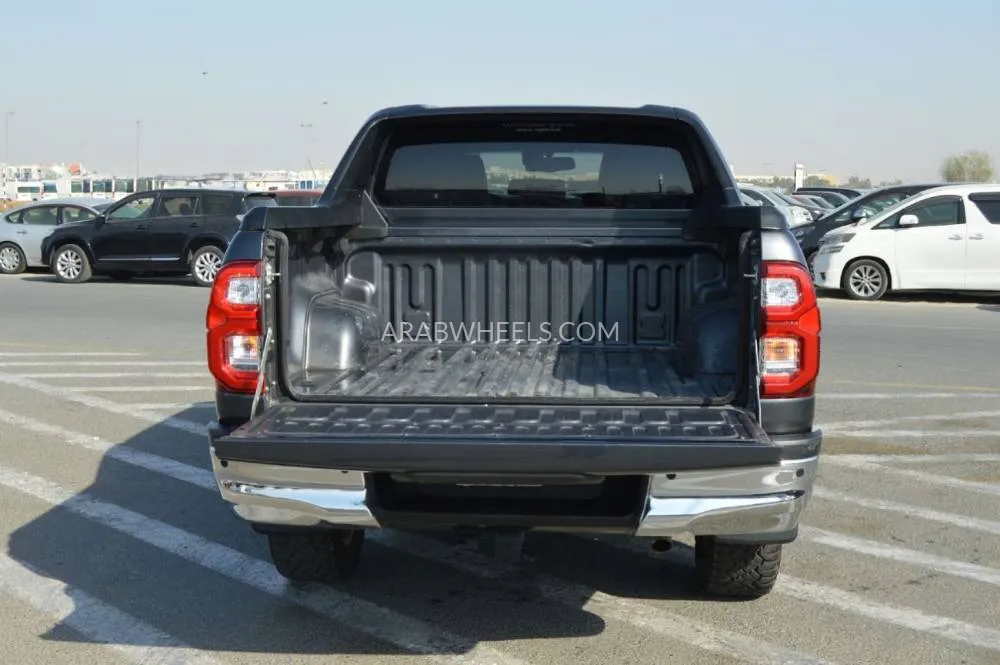Toyota Hilux 2021 for Sale in Dubai Image-9