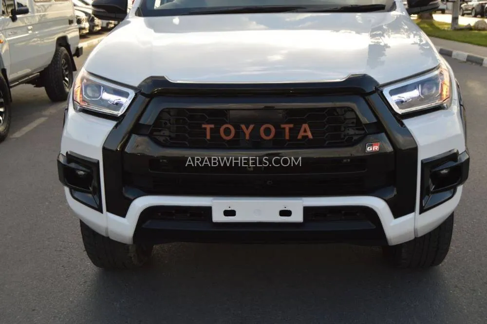 Toyota Hilux 2023 for Sale in Dubai Image-9